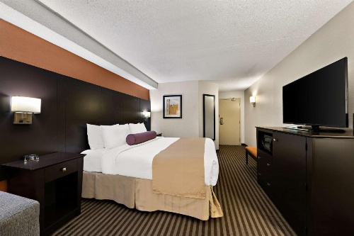 Best Western Plus Toronto North York Hotel & Suites image 11